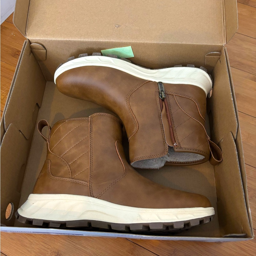 KHOMBU women’s brown size 7 boots. NWOT but in box.